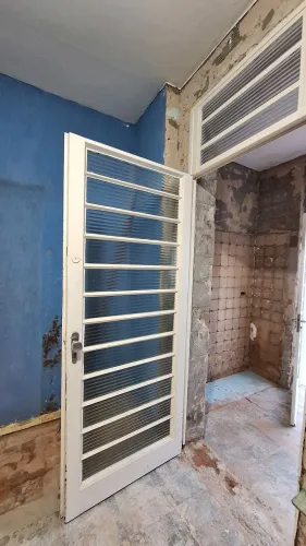 Vendo porta em aço com vidros e bandeira!