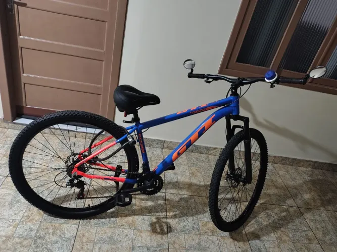 BIKE ABSOLUTE SEMI NOVA , COM FREIO A DISCO E SUSPENSÃO DIANTEIRA