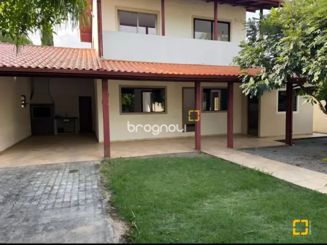 Brognoli Vende - Casa com 05 Quartos e 02 Banheiros e 03 vaga de garagem.
