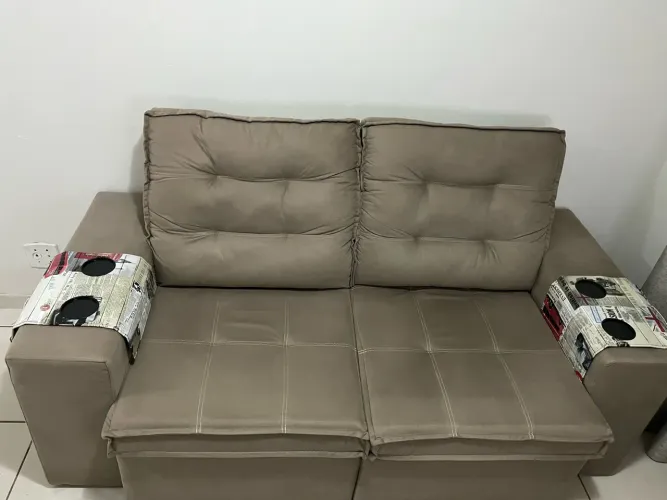 Sofá retrátil 2 lugares super novo com porta copos e capa