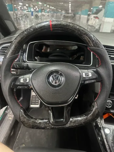 Volante completo (com airbag e botões) revestido em fibra de carbono e couro perfurado