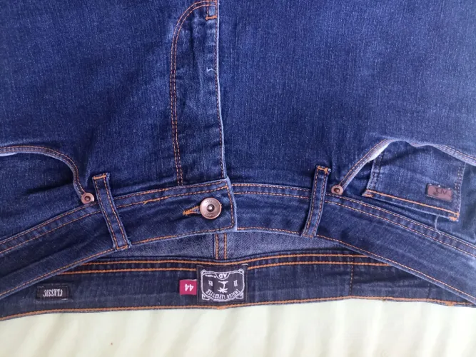 CALÇA JEAN AZUL ESCURO, TAMANHO 44 DE MARCA