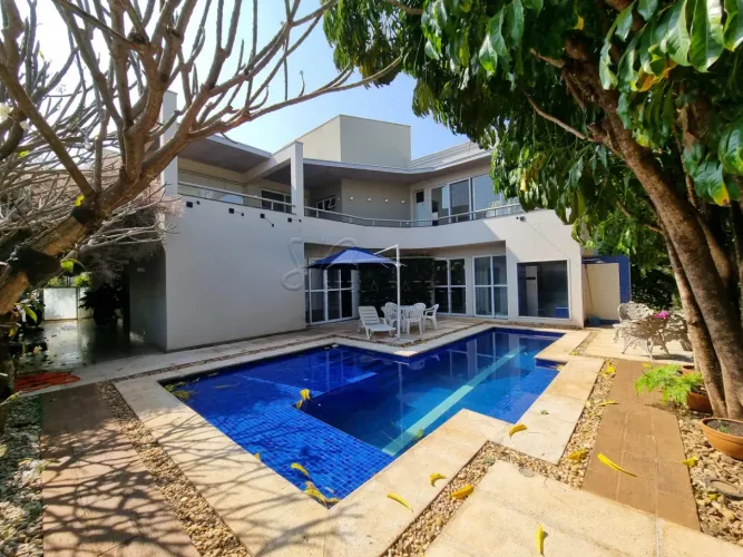 Casa sobrado de 478m² com 04 suítes para locação e venda em condomínio - Vila do Golfe