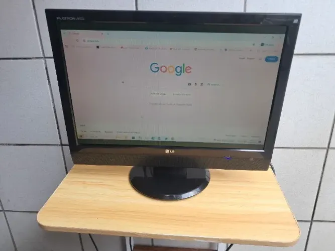 Monitor LG Flatron Widescreen de 22 pol. modelo M228WA (pra manutenção, tela tremendo)