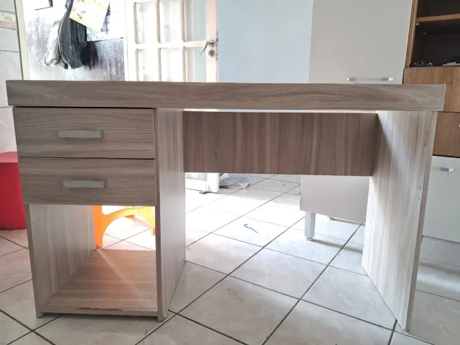 Mesa de estudo/trabalho 