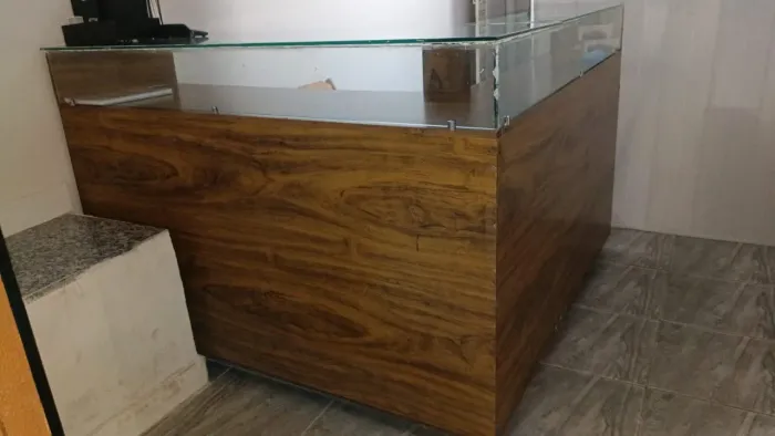 Vende-se balcão 100% MDF com vidro