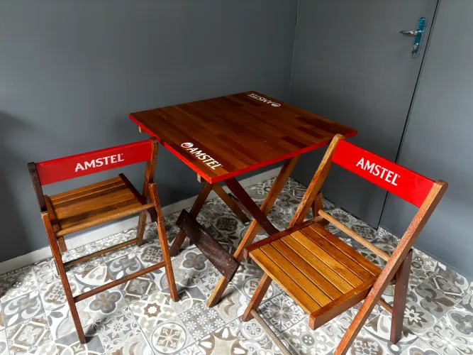 Mesa e cadeira Amstel de madeira.