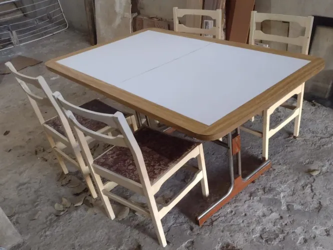Mesa de madeira maciça com 4 cadeiras
