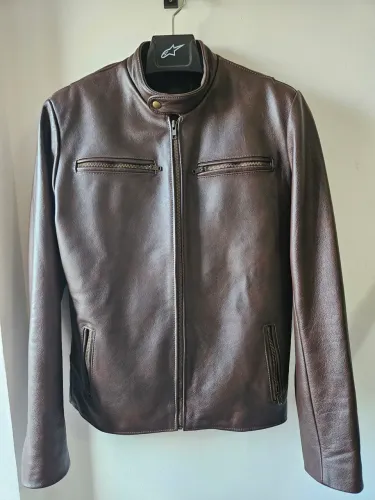 Jaqueta de couro legítimo modelo Café Racer em perfeitíssimo estado 