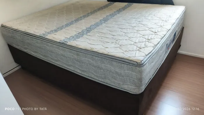 Vende-se cama e colchão de casal 