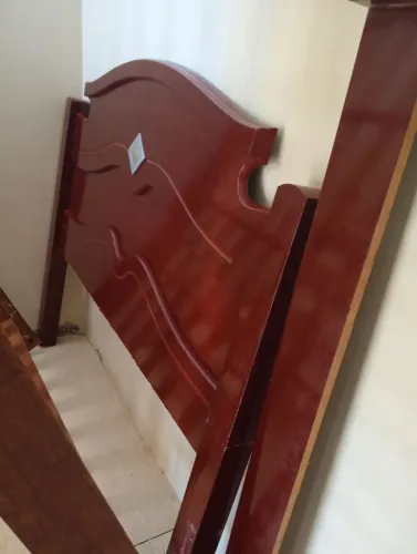 Cama de madeira conservada