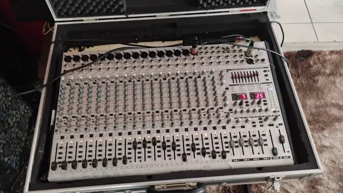 Mesa som 24 canais behringer