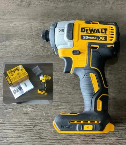 Parafusadeira de impacto DEWALT 20V.