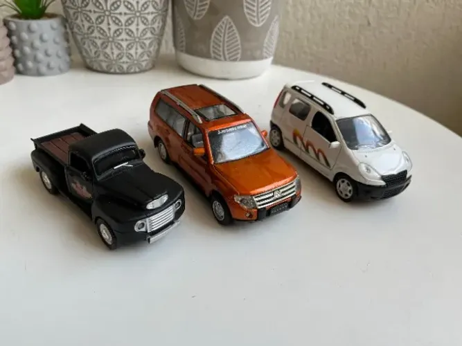 3 carrinhos metal Mitsubishi Pajero picape anos 50 e carro passeio van