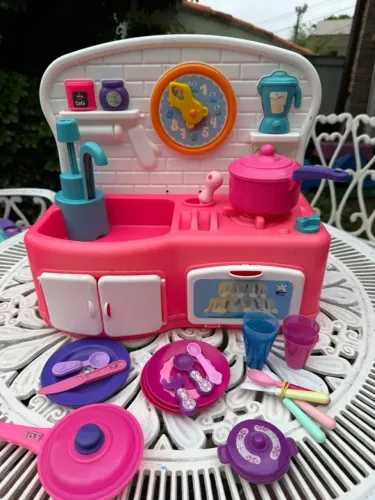 Mini cozinha com pia e fogaozinho com armarios para a crianca brincar e se divertir
