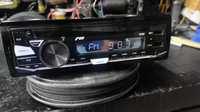 Rádio R8 modelo 1010BT