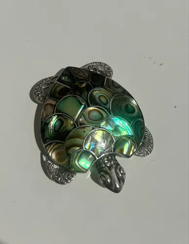 BROCHE TARTARUGA EM PRATA 925 E ABALONE MEDINDO 5X3.5 CENTÍMETROS 