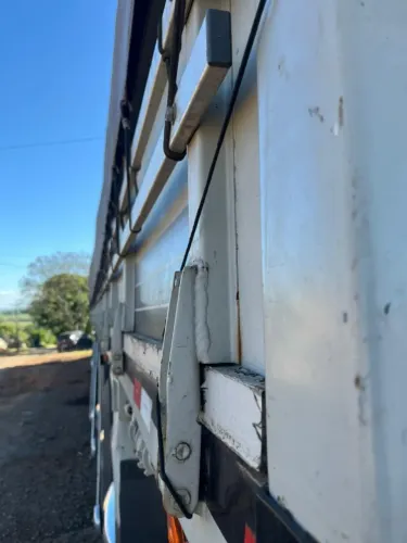 Caminhão engatado mais vendo separado