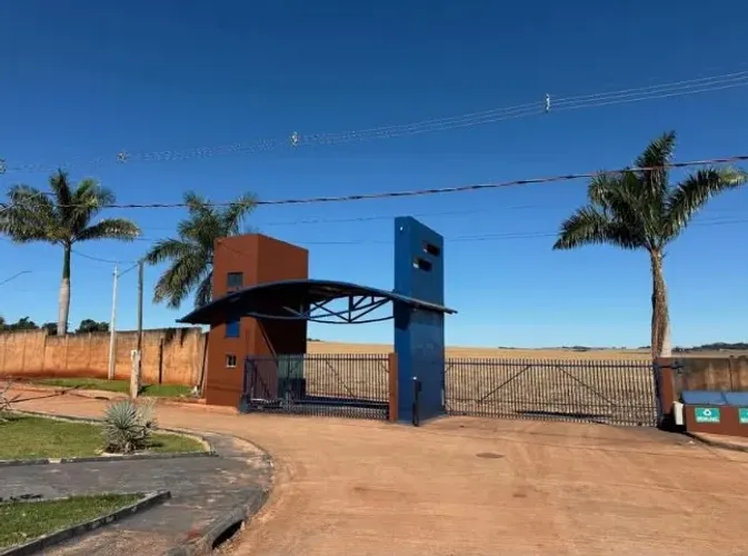 Terreno em Condomínio Salto Bananeiras ll, com 360m² na cidade de Engenheiro Beltrão - PR.