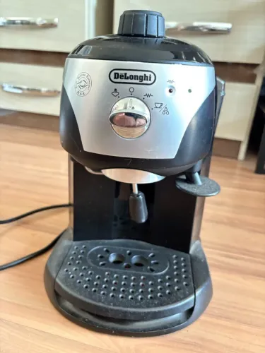 Cafeteira Expresso Manual DeLonghi EC220.CD (15 bar)- 127V 1150W