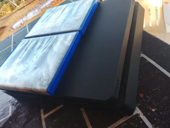 Ps4 seminovo com dois jogos vai junto não tem controle o resto tá tudo completo