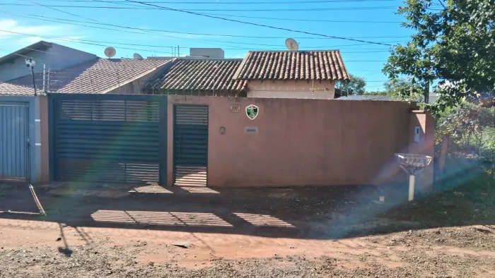 Casa no Jardim das Nações/3 Quartos (1 Suíte)/Cozinha Planejada/Portão Eletrônico