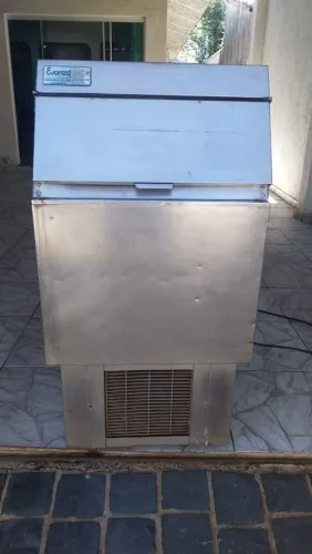 Máquina de fazer gelo
