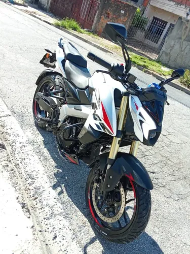 Dominar Ns400z