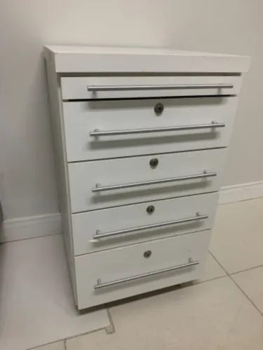 Mesa auxiliar de consultório 