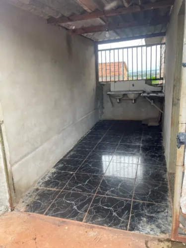 Alugo casa