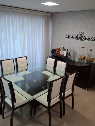 Mesa de Jantar com 8 cadeiras e Aparador