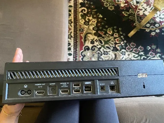 Xbox one gay, primeiro modelo da geração.