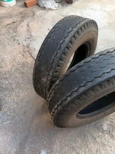 Vendo 2 pneus 7.50 r16 pirelli valor R$:250,00 cada um contato(62)9 *