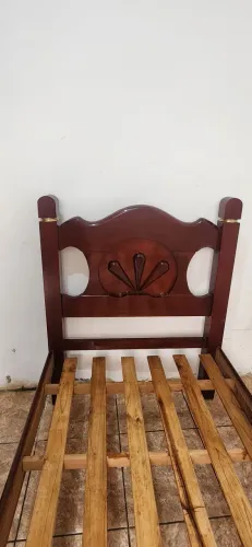 Cama de solteiro de madeira