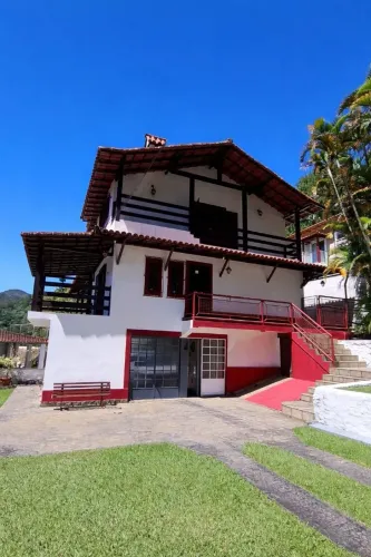 Residência de alto padrão que une conforto, elegância e localização privilegiada.