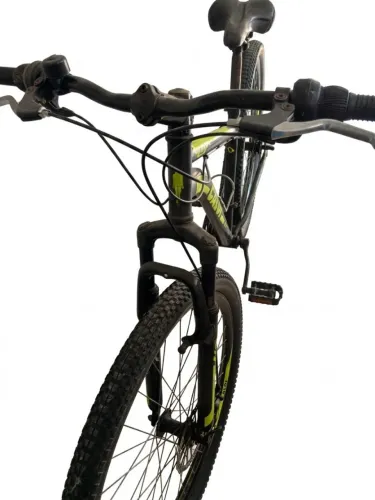 bicicleta Mountain Bike Caloi Velox aro 29 preta com detalhes em verde neon.