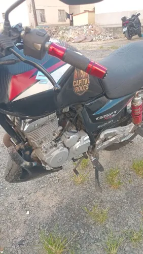 Vendo moto Suzuki gsr toda boa so no ponto de transferência