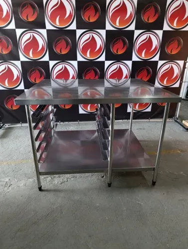 Mesa industrial toda no aço inox com um lado pra coloca bandejas /