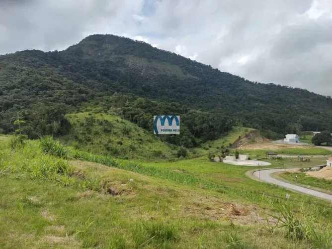 Passo terreno com 1.012.96M2 no Cond. Pedra do Vale em Ubatiba.