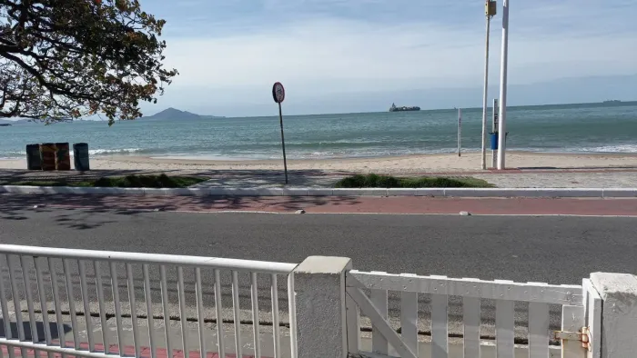 Vendo Sobrado casa frente mar, praia de cabeçudas Itajai, lado Brava e Balneario Camboriu