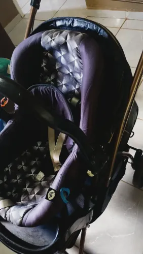 Carrinho de bebe e bebe conforto