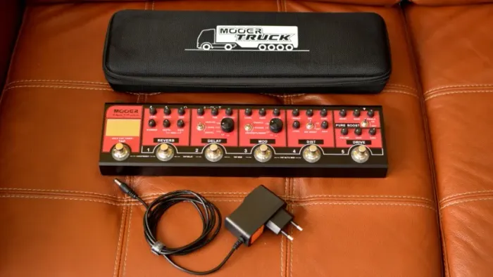 Pedaleira Mooer Red Truck com fonte