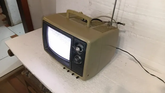 Televisão antiga 12 pol Semp a cores funcionando