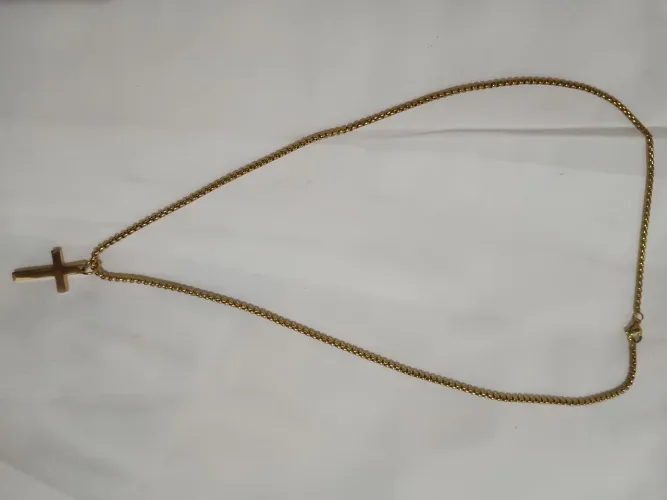 Colar com pingente de cruz em aço inoxidável banhado a ouro 18k.