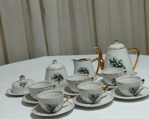 Jogo de chá e café RAMI em porcelana canelada com detalhes dourados