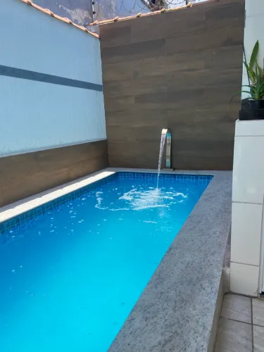 Linda casa a venda com piscina, a 100 metros do mar