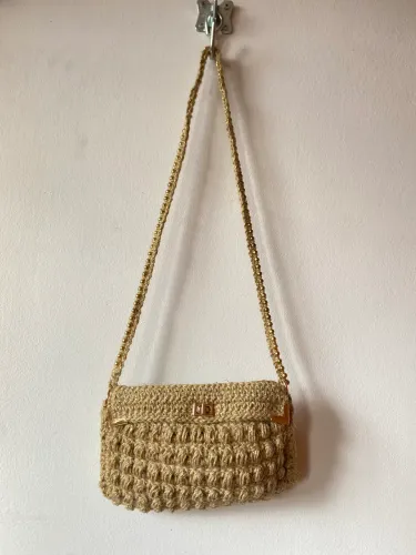 Bolsa de crochê dourada com fio de juta
