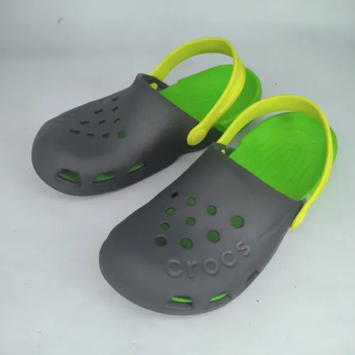 Crocs Swiftwater Clog Infantil. Trata-se de uma sandália tipo babuche 34 cinza e verde