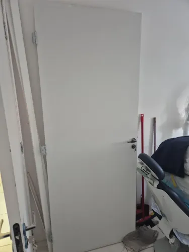 Porta de 80 com fechadura, dobradiças e acabamento