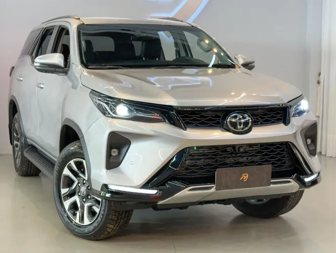 Toyota Hilux SW4 SRX Plat. 4X4 2.8 TB Die. Aut. 2025